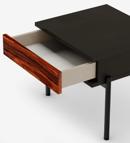 Table de chevet avec tiroir en palissandre brillant, structure noire, pieds en métal laqué noir avec niveleurs.