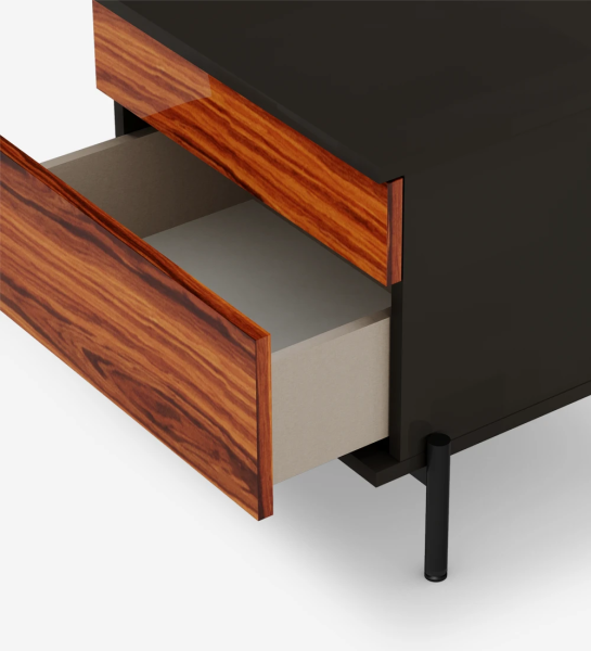 Table de chevet avec 2 tiroirs en palissandre brillant, structure noire et pieds en métal laqué noir avec niveleurs.
