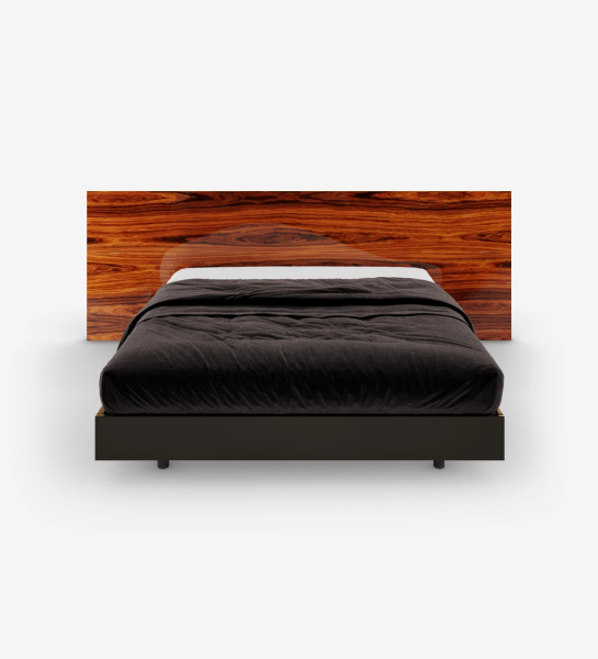 Lit double avec tête de lit en palissandre brillant et base suspendue en noir.