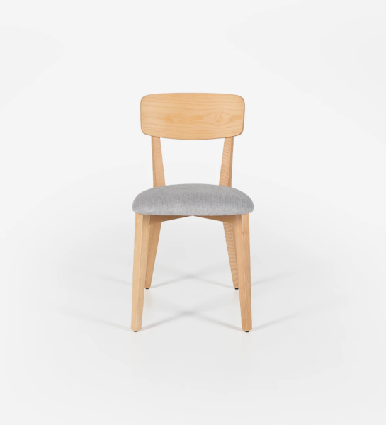 Chaise en bois de frêne naturel avec assise rembourrée en tissu.