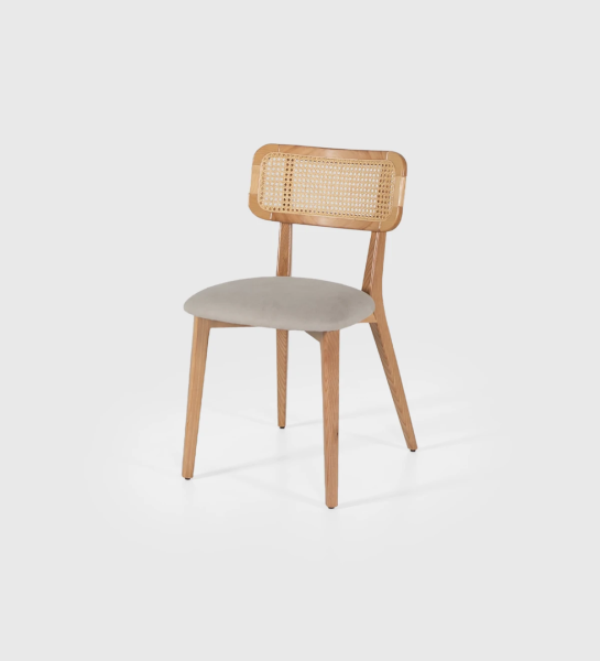 Chaise en bois, avec détails en rotin sur le dossier et assise recouverte de tissu.