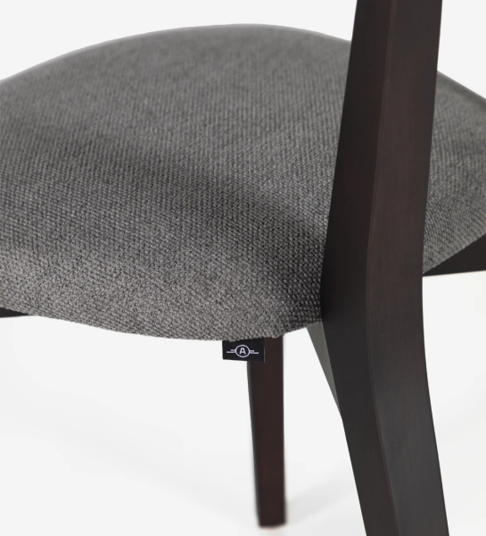 Chaise en bois de frêne brun foncé avec assise rembourrée en tissu.