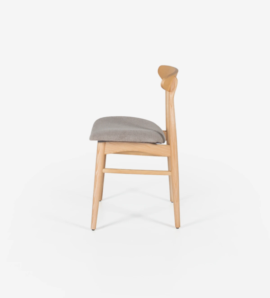 Silla de madera de fresno, color natural con asiento tapizado en tejido.