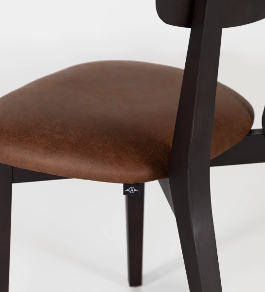 Cadeira em madeira de freixo cor castanho escuro com assento estofado a tecido.