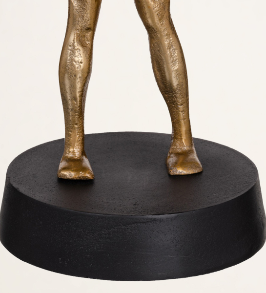 Escultura homem com bola em alumínio negro e dourado
