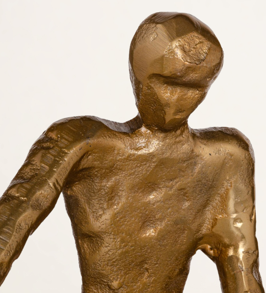 Escultura homem sentado em alumínio dourado