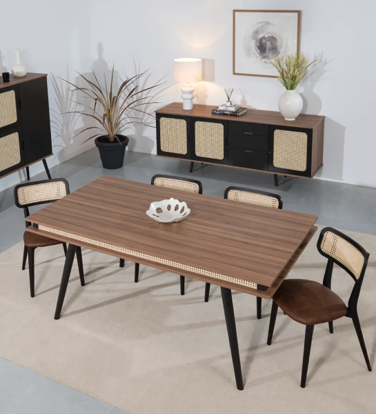 Mesa de comedor rectangular extensible con tablero de nogal y patas lacadas en marrón oscuro.