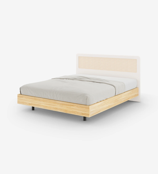 Cama de casal em carvalho cor natural, cabeceira simples em lacado pérola com pormenor em rattan e base suspensa.