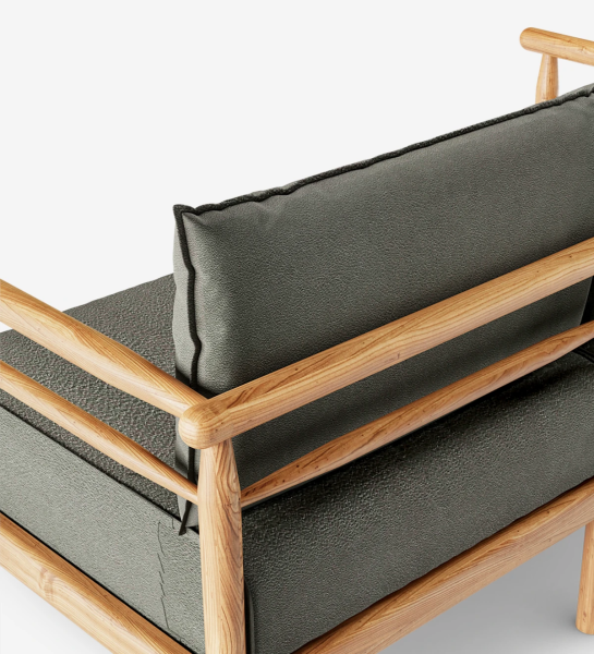 Sofá de 2 lugares com almofadas estofadas a tecido e estrutura em madeira natural