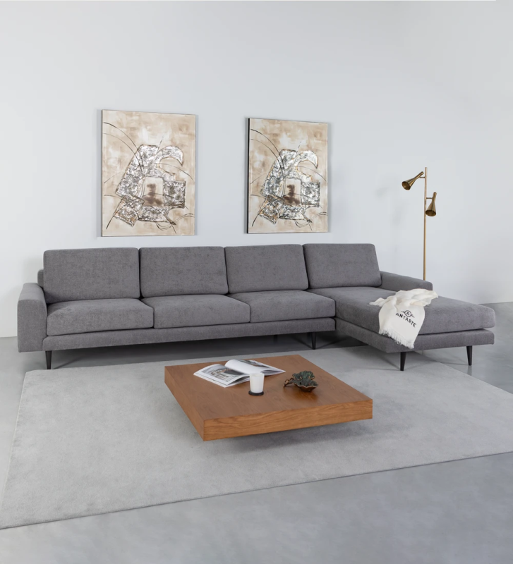 Sofá Oslo 3 plazas y chaise longue derecha, tapizado en tela gris, pies lacados marrón oscuro, 339 cm.