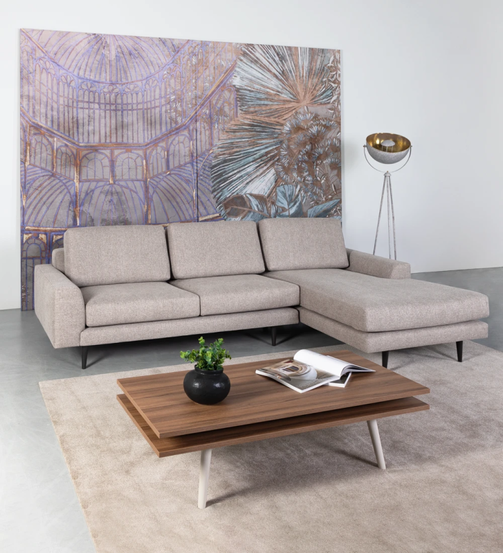 Sofá Oslo 2 plazas y chaise longue derecha, tapizado en tela toffe, pies lacados marrón oscuro, 262 cm.