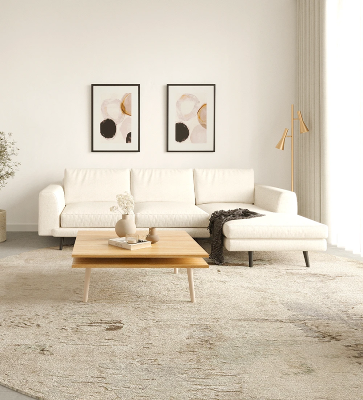 Sofá Oslo 2 plazas y chaise longue derecha, tapizado en tela beige, pies lacados marrón oscuro, 262 cm.