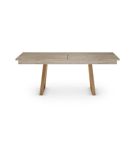 Mesa de comedor extensible rectangular con tablero de roble decapé y pies metálicos dorados.