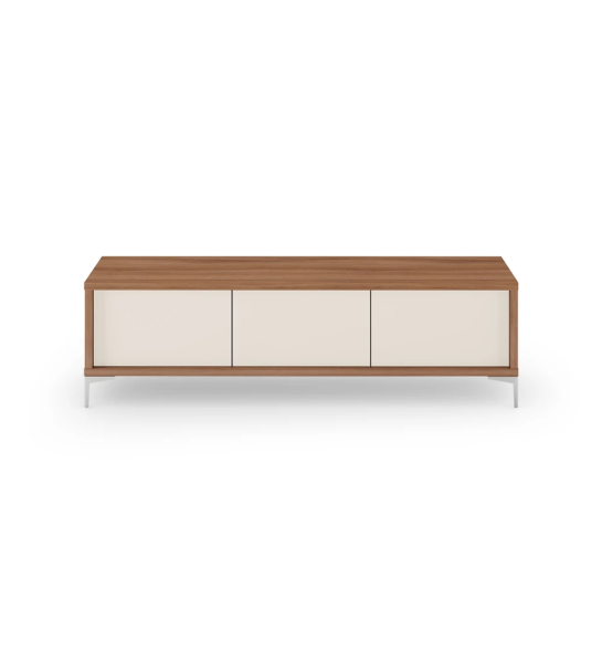 Mueble TV Rio 3 puertas en color perla, con estructura de nogal y patas de metal, 172 x 50 cm.