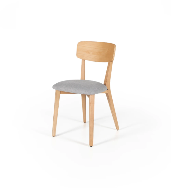 Silla en madera de fresno natural con asiento tapizado en tejido.