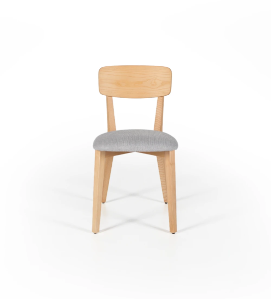 Chaise en bois de frêne naturel avec assise rembourrée en tissu.