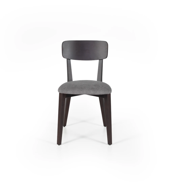 Chaise en bois de frêne brun foncé avec assise rembourrée en tissu.