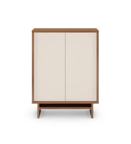 Vaisselier avec 2 portes en perle, avec structure en noyer.