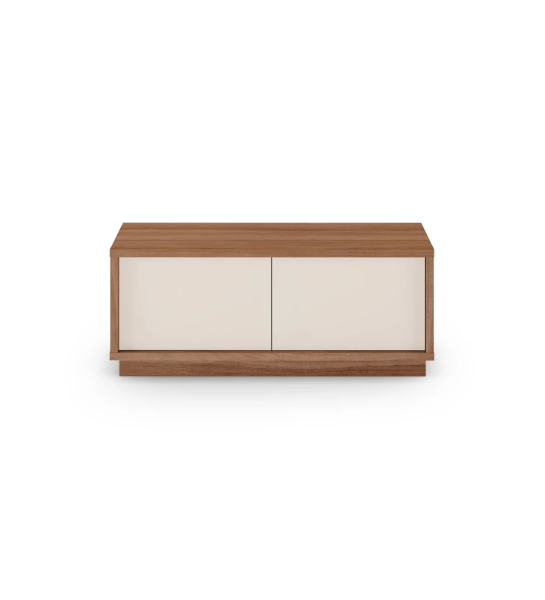 Mueble TV Dallas 2 puertas en perla, con estructura y zócalo en nogal, 126 x 55 cm.