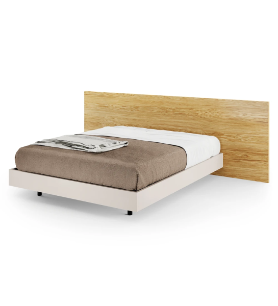 Lit double avec tête de lit en chêne naturel et base suspendue en perle.