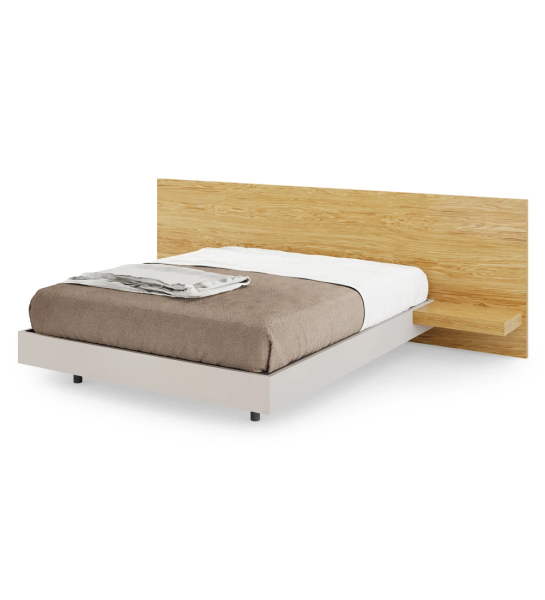 Cama de casal com cabeceira e prateleiras em carvalho natural, base suspensa em pérola.