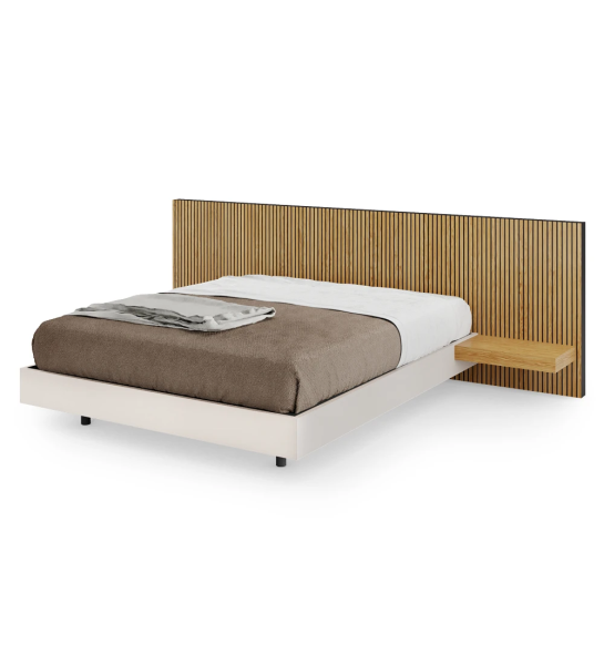Lit double avec tête de lit avec frises et étagères en chêne naturel, base suspendue en perle.