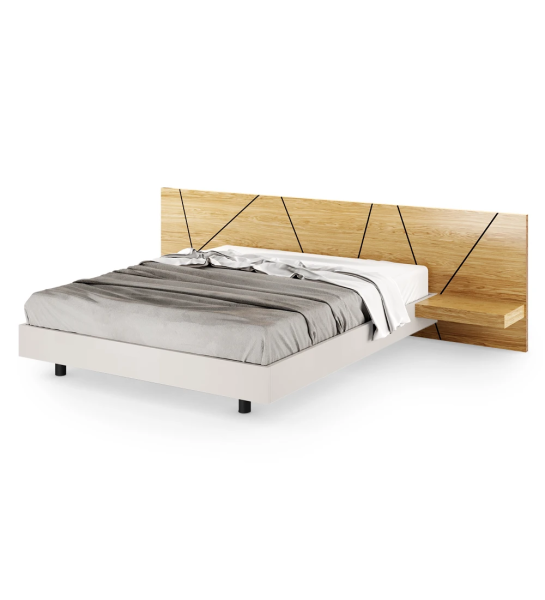 Lit double avec tête de lit abstraite et étagères en chêne naturel, base suspendue en perle.