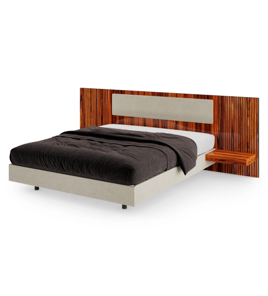 Cama doble con panel central del cabecero tapizado, paneles laterales del cabecero con frisos y estantes en palisandro de alto brillo, base colgante tapizada.