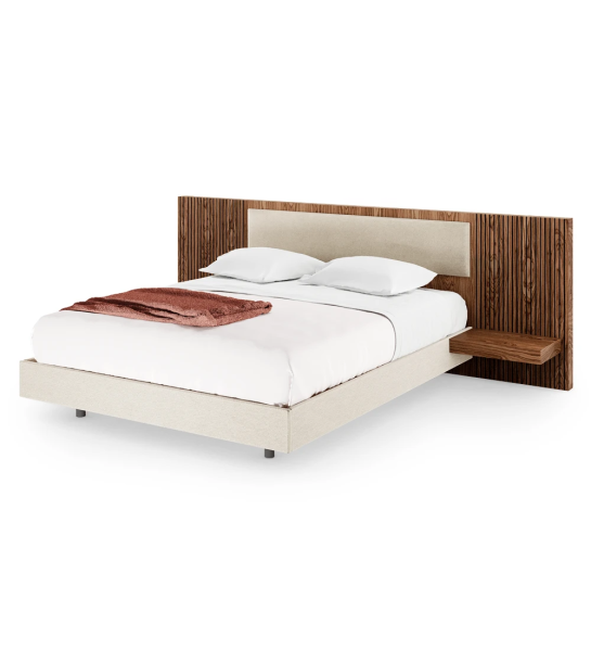 Lit double avec panneau central de tête de lit capitonné, tête de lit latérale avec frises et tablettes en noyer, base suspendue capitonnée.