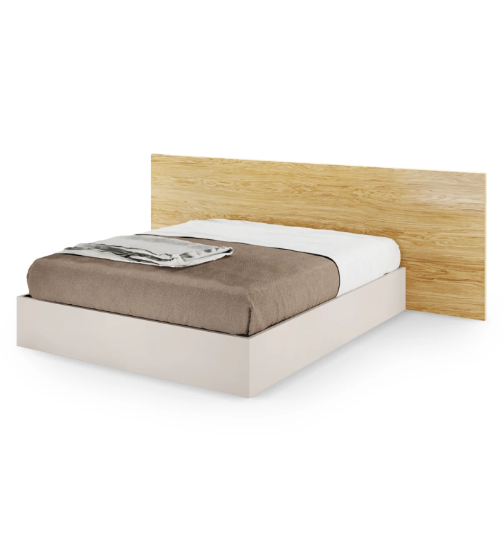 Cama doble con cabecero de roble natural y base perla, con almacenaje mediante platafoma elevadora.