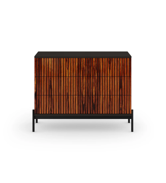 Cómoda de 3 cajones con frisos de palissandro alto brillo, estructura en negro y pies de metal lacado negro con niveladores.