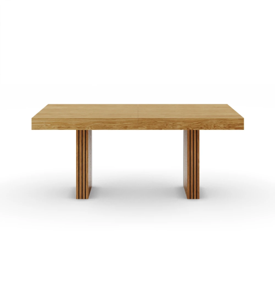 Mesa de comedor extensible rectangular en roble natural, pies con frisos.