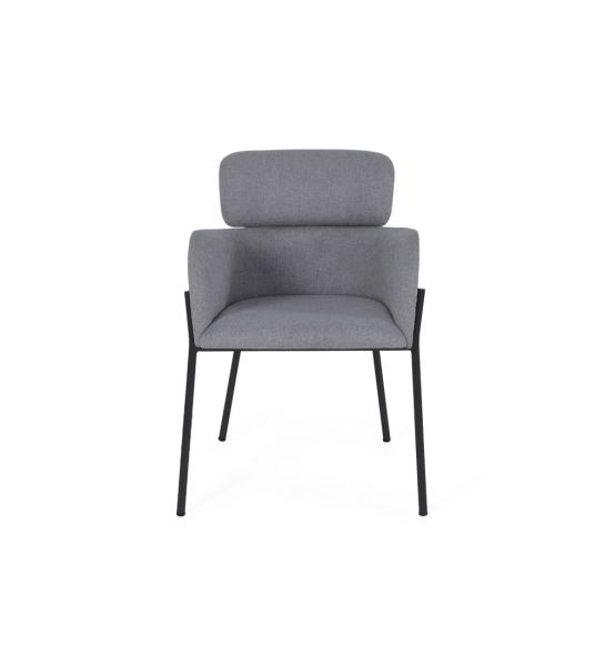 Chaise rembourrée en tissu, avec structure métallique laquée en noir.