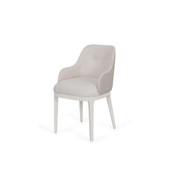 Silla con brazos tapizada en tejido, con pies lacados a perla.
