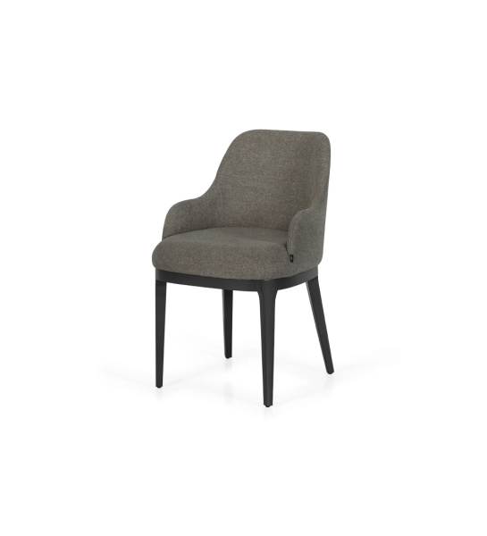 Silla con brazos tapizada en tejido, con pies en madera en lacado negro.