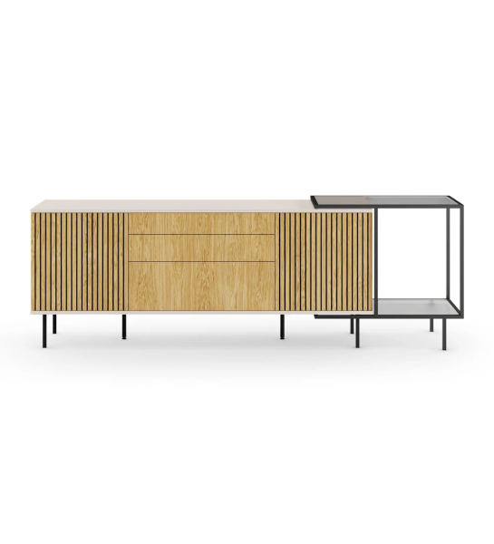 Aparador con 2 puertas acanaladas, 1 puerta batiente y 2 cajones en roble natural, estructura perlada y patas metálicas lacadas en negro con niveladores. Extensión lateral con estructura metálica lacada en negro, tapa de cristal y estante.