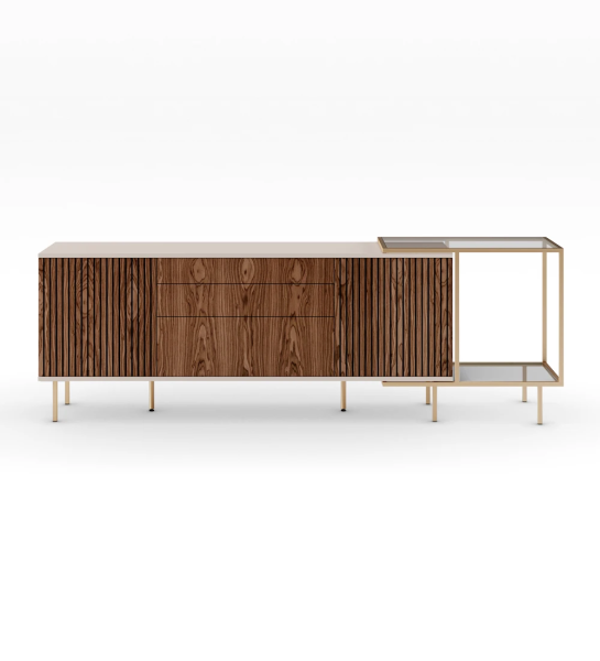 Aparador con 2 puertas acanaladas, 1 puerta batiente y 2 cajones de nogal, estructura perlada y patas de metal lacado en oro con niveladores. Extensión lateral con estructura de metal lacado en oro, tapa de cristal y estante.