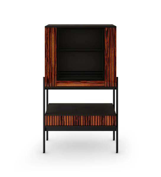 Mueble bar con estructura negra, puertas y cajón con frisos en palisandro alto brillo, estructura metálica lacada en negro, pies con niveladores. Centro giratorio con soporte para botellas y vasos, trasera con espejo.