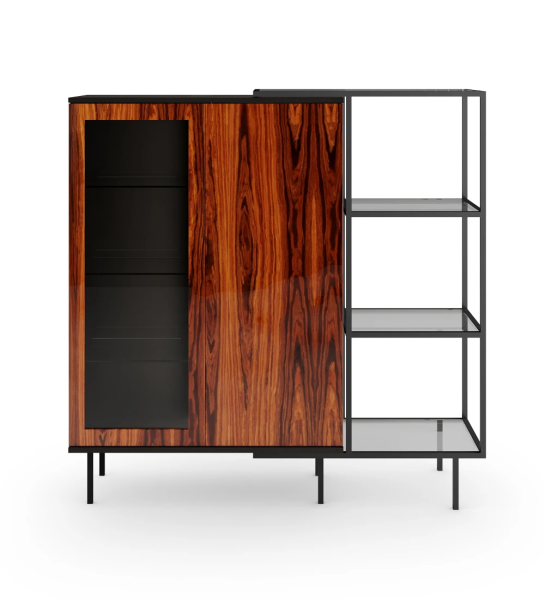 Vitrine com iluminação 2 portas em palissandro alto brilho, estrutura em negro e pés metálicos lacados a negro com niveladores. Extensão lateral com estrutura metálica lacada a negro, prateleira de vidro.