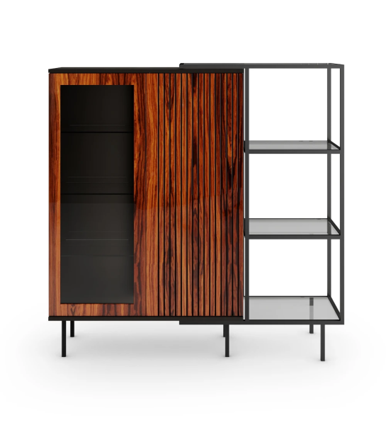 Vitrine com iluminação, 2 portas com frisos em palissandro alto brilho, estrutura em negro e pés metálicos lacados a negro com niveladores. Extensão lateral com estrutura metálica lacada a negro, prateleira de vidro.