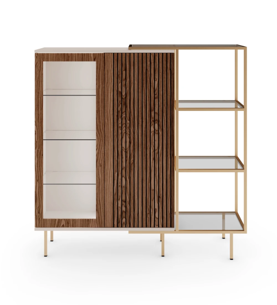 Vitrine com iluminação, 2 portas com frisos em nogueira, estrutura em pérola e pés metálicos lacados a dourado com niveladores. Extensão lateral com estrutura metálica lacada a dourado, prateleira de vidro.
