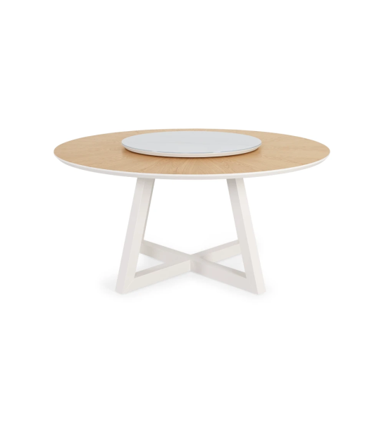 Mesa de comedor redonda Nice Ø 150 cm, tapa inferior de roble natural, tapa giratoria de cristal inspirada en el mármol blanco de Estremoz, pies lacadas perla.