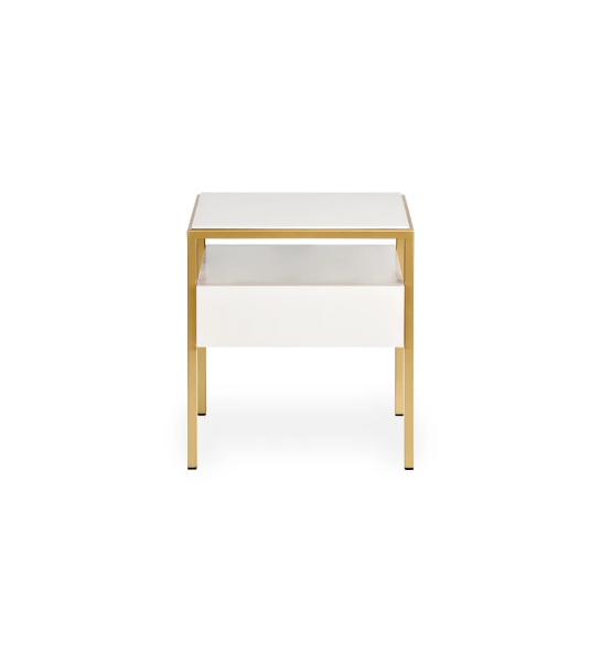 Table de chevet avec 1 tiroir et plateau laqué en perle, pied en métal laqué en or.