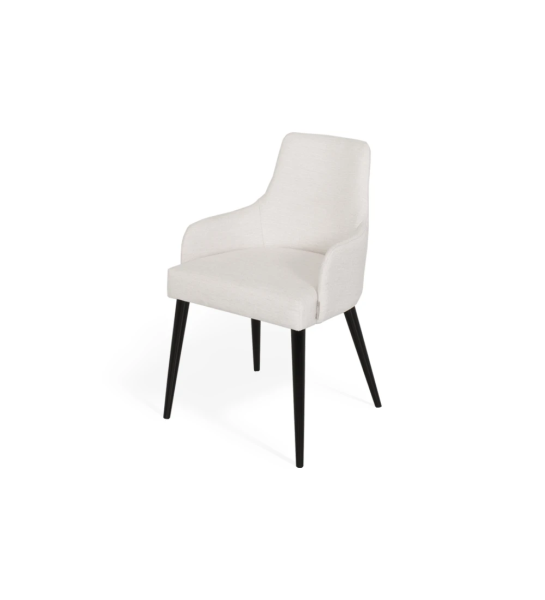 Cadeira Oslo com braços estofada a tecido branco, pés lacados a negro.
