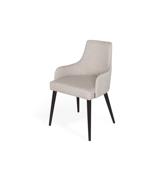 Silla Oslo con brazos tapizados en tela gris, pies lacados marrón oscuro.