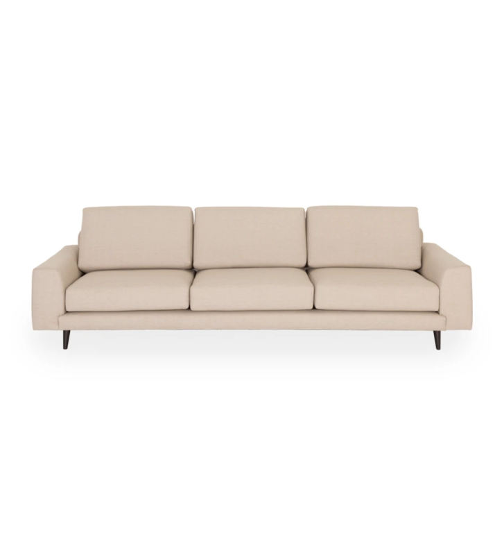 Sofá Oslo 3 plazas tapizado en tela beige, pies lacadas en marrón oscuro, 265 cm.
