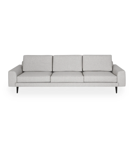 Sofá Oslo 3 lugares estofado a tecido light grey, pés lacados a castanho escuro, 265 cm.