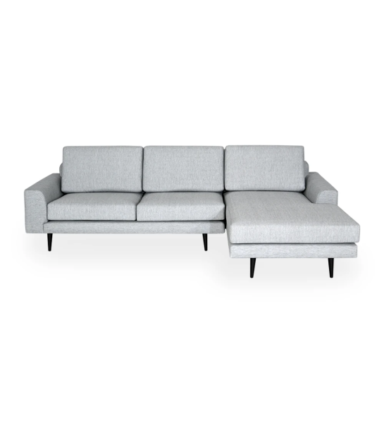 Canapé Oslo 2 places et chaise longue droite, recouvert en tissu gris clair, pieds laqués marron foncé, 262 cm.