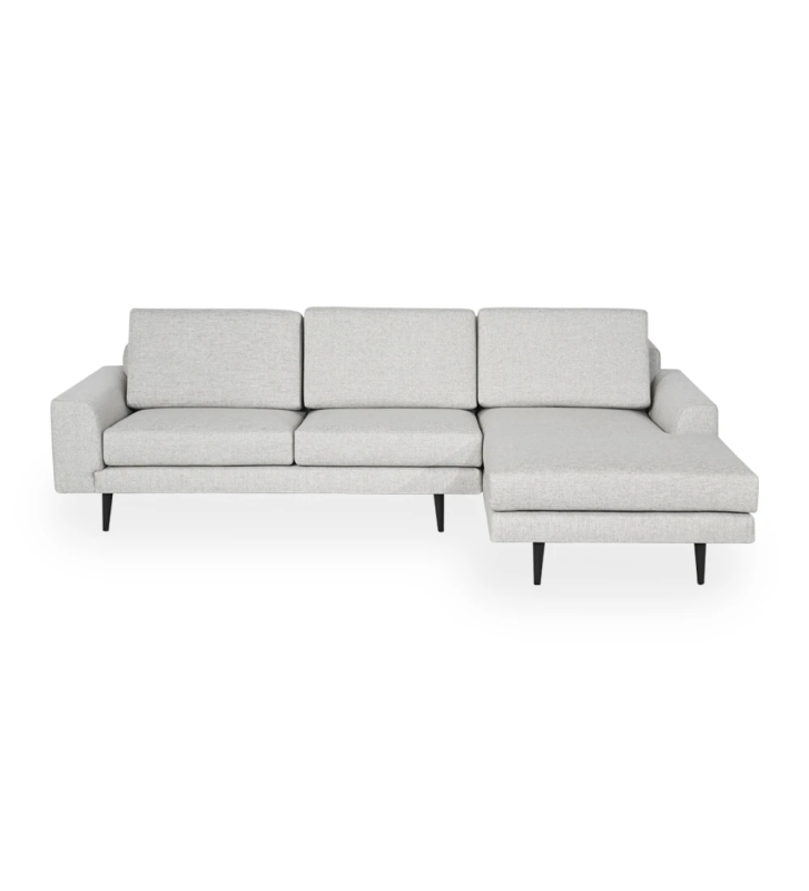 Sofá Oslo 2 plazas y chaise longue derecha, tapizado en tela gris claro, pies lacados marrón oscuro, 262 cm.
