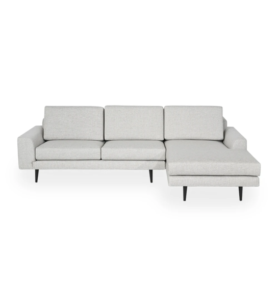 Sofá Oslo 2 lugares e chaise longue direita, estofado a tecido light grey, pés lacados a castanho escuro, 262 cm.